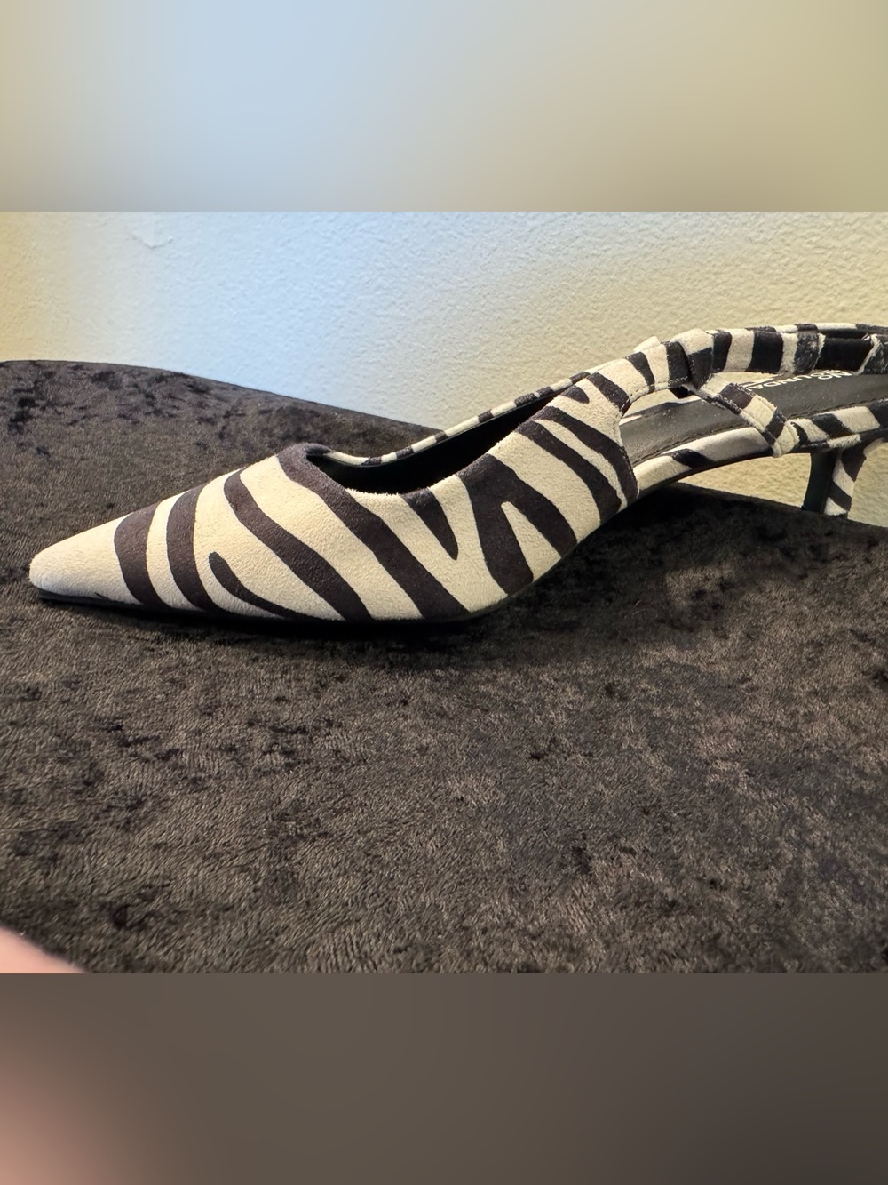 No Boundaries Women's Zebra-Stripe Sandals - Black & White